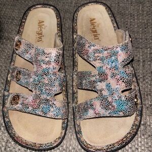 Alegria size 38 Dinah Leather Slip-On Sandals w/ Strap Detail - Fawn Dottie.